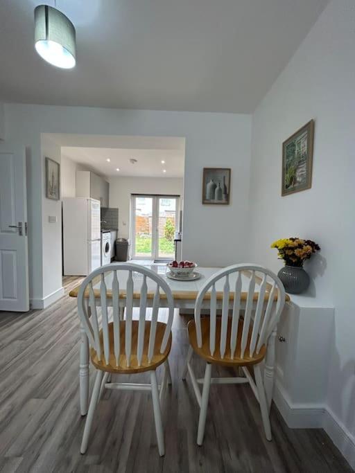 Bali Bliss Garden Flat With Parking Leilighet Enfield Eksteriør bilde