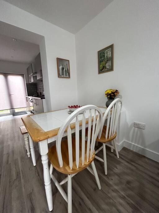 Bali Bliss Garden Flat With Parking Leilighet Enfield Eksteriør bilde
