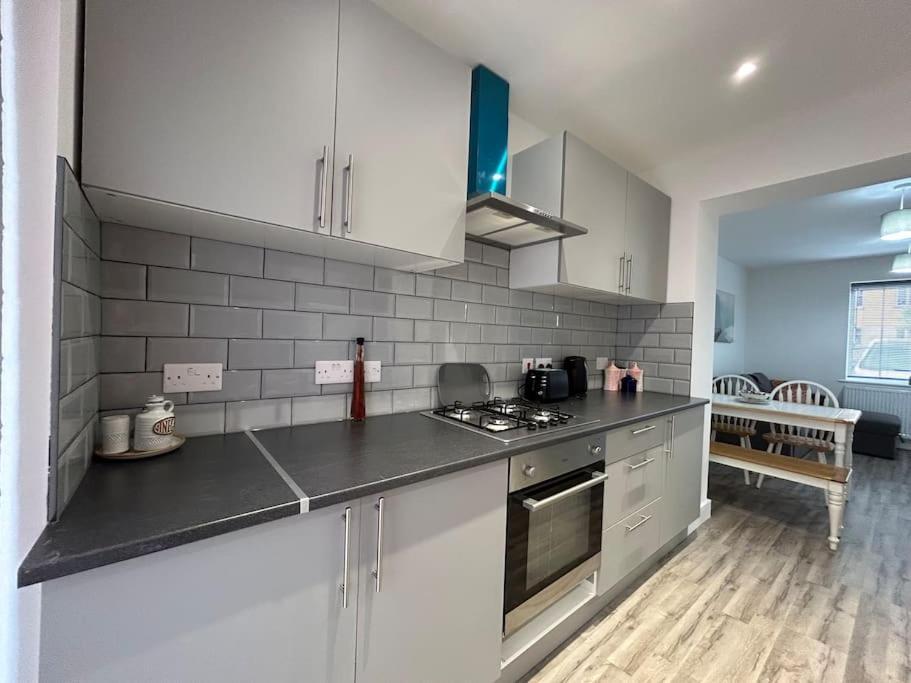 Bali Bliss Garden Flat With Parking Leilighet Enfield Eksteriør bilde